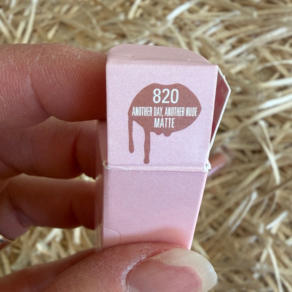 Kylie Matte Liquid Lipstick in another day, another nude - Picture 2 of 4